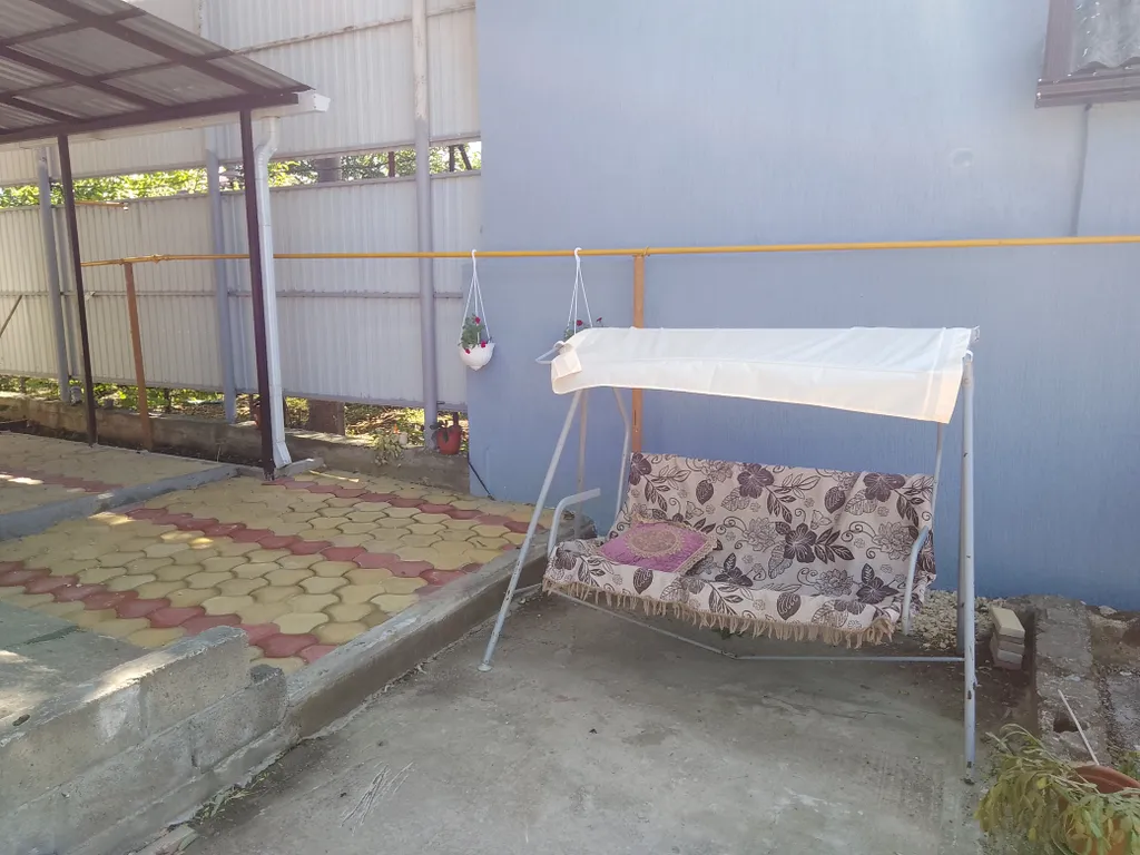 Уютный дом в пригороде с видом на море