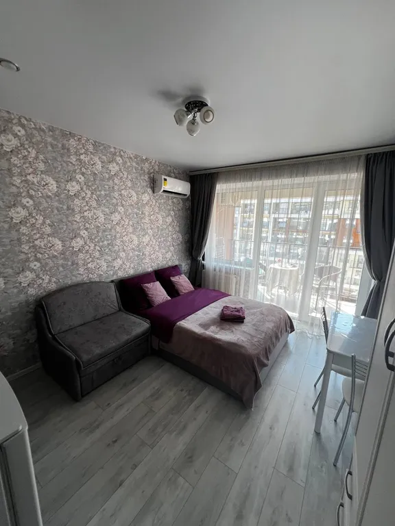 Студия с балконом, видом на море и на бассейн