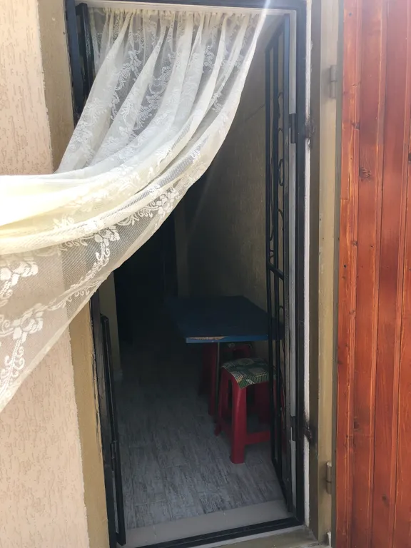 Маленький двухэтажный домик, возле моря