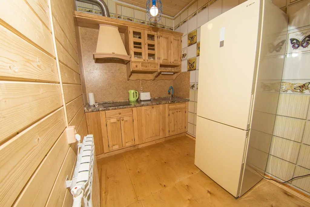 Жёлтый домик с панорамными окнами на берегу реки