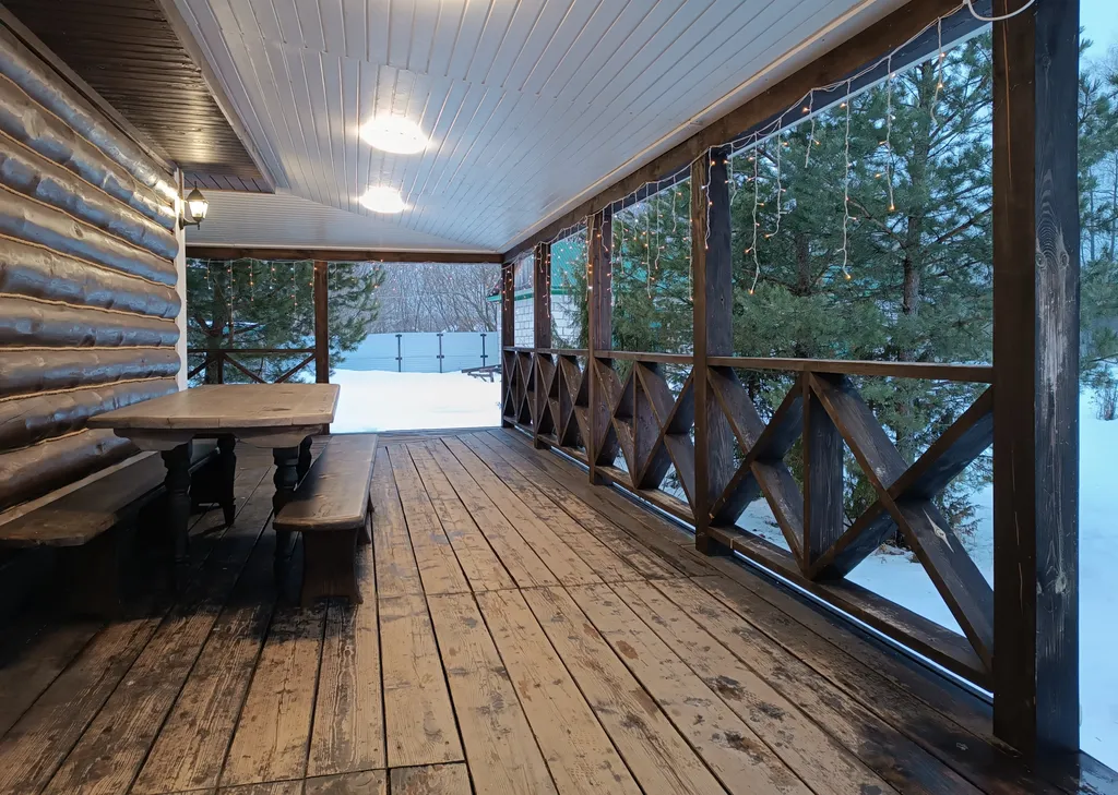 Уютный домик у реки