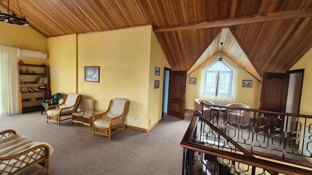 Дом на берегу волги, с видом на затопленную колокольню