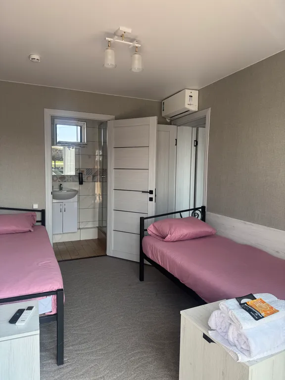 Отель рядом с аэропортом, трансфер бесплатный, стоянка и столовая рядом