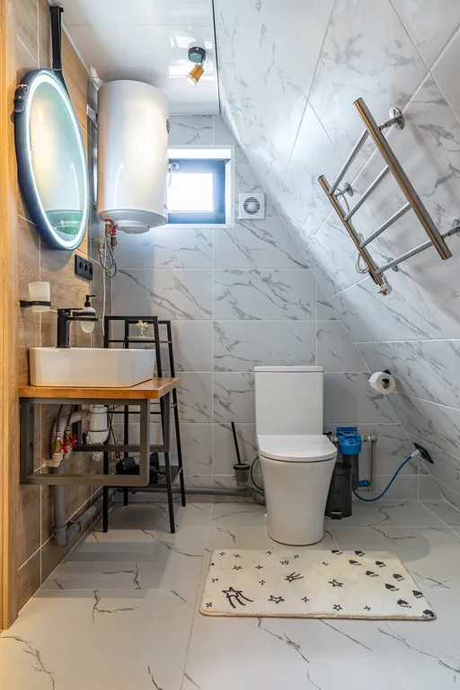 Дом шалаш в окружении леса рядом с озером