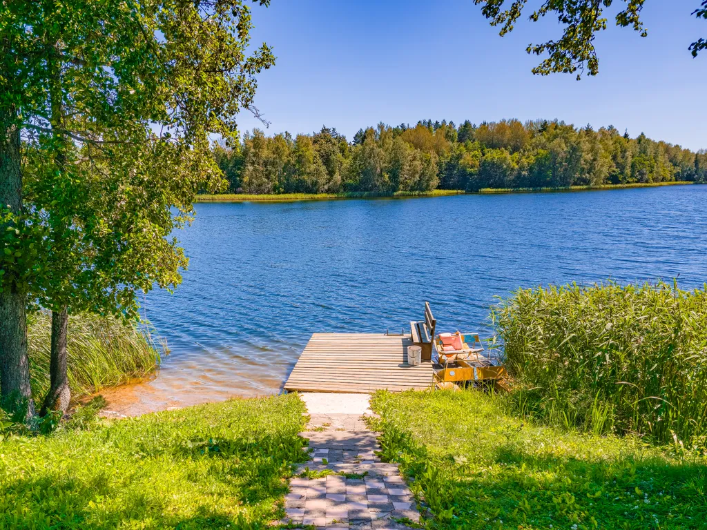 Дом с баней на берегу озера