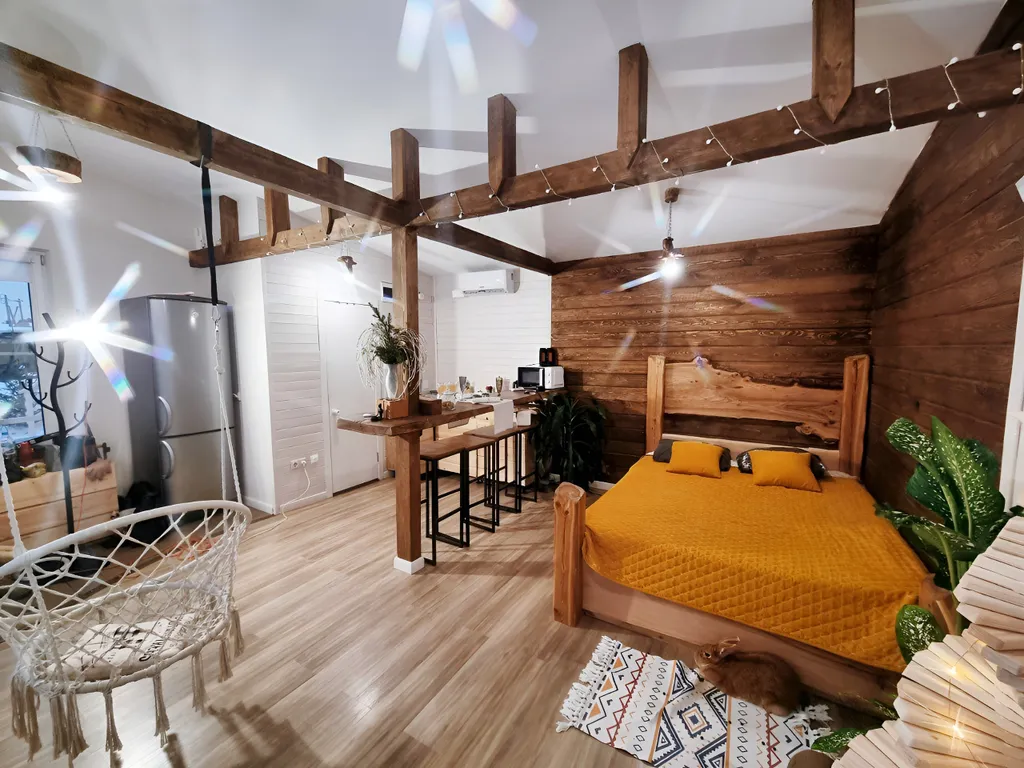 Домик с качелью на семейной мини-ферме фазенда