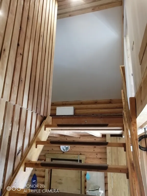 Дом из дерева у моря