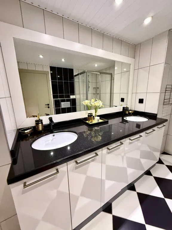 Двухуровневые апартаменты с видом на море и горы