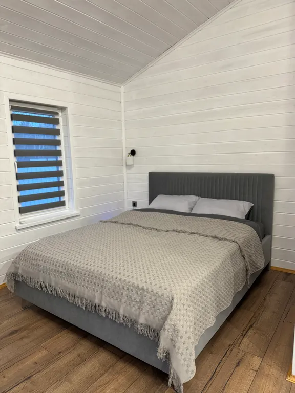 Домик барнхаус в дубовом лесу