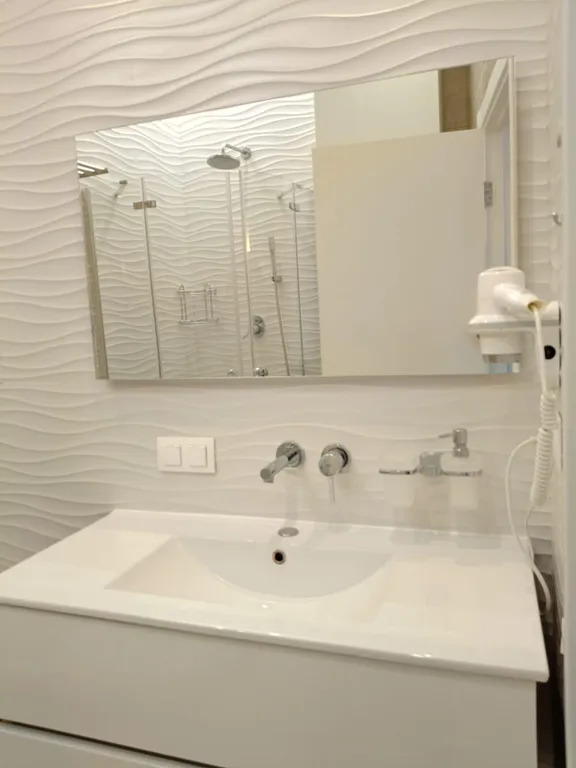 Светлая студия с видом на море