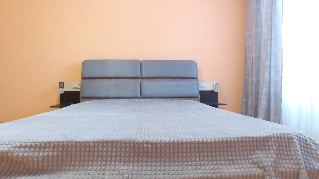 Двуспальная кровать и огромный смарт ТВ