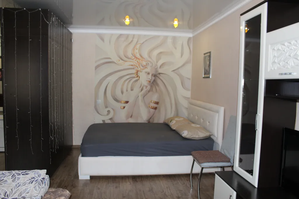 Уютная однокомнатная квартира в спокойном районе, с кроватью и диваном