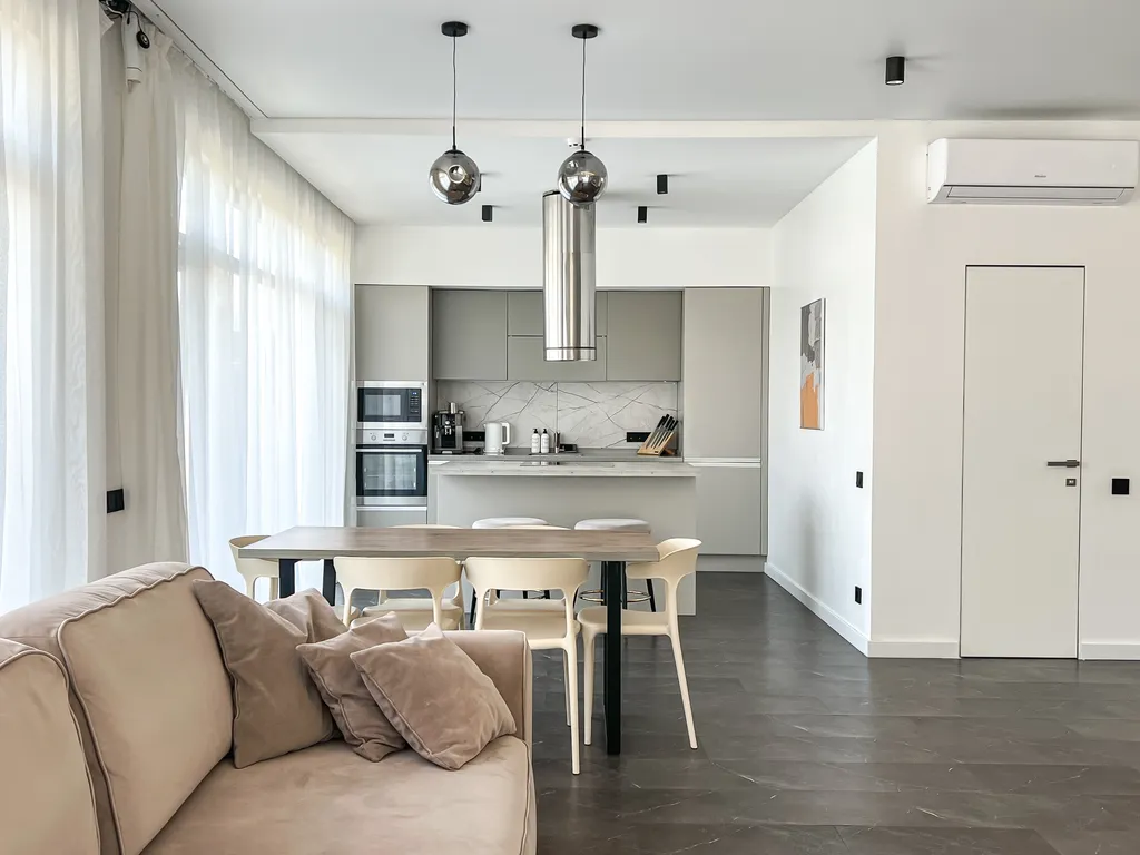 Новый современный дом с теплым бассейном и сауной