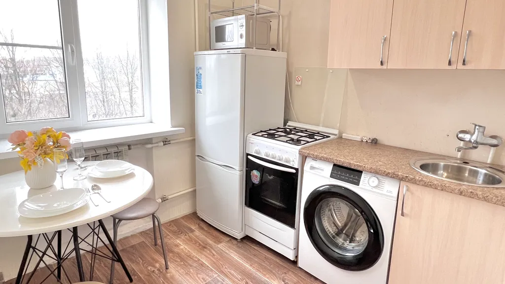 Проживание возле бювета и городского озера с видом из окна на гору