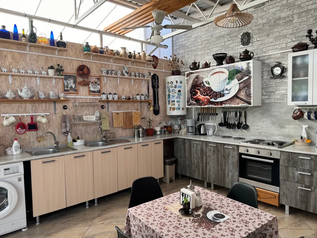 Домик с двуспальной кроватью и террасой