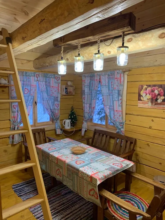 Деревянный дом у озера