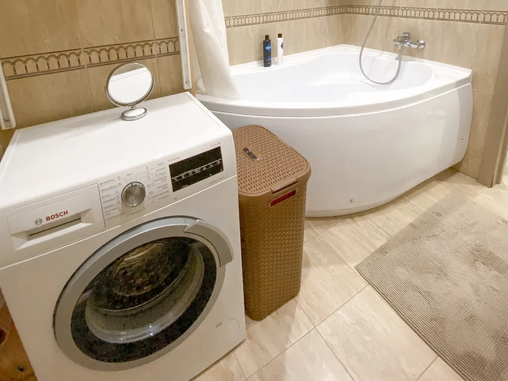 Светлая квартира с панорамными окнами и большой ванной для двоих