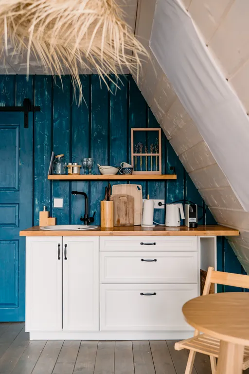 Домик-шалаш с видом на озеро