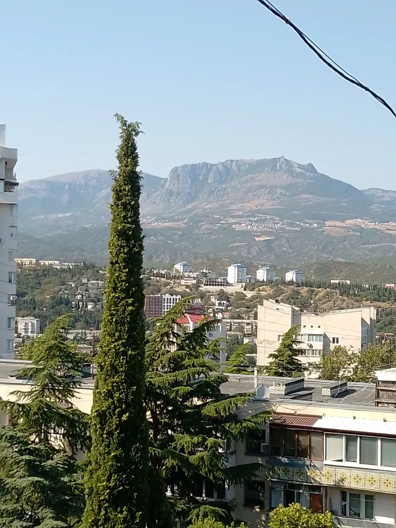Вид из окна на гору Демерджи.