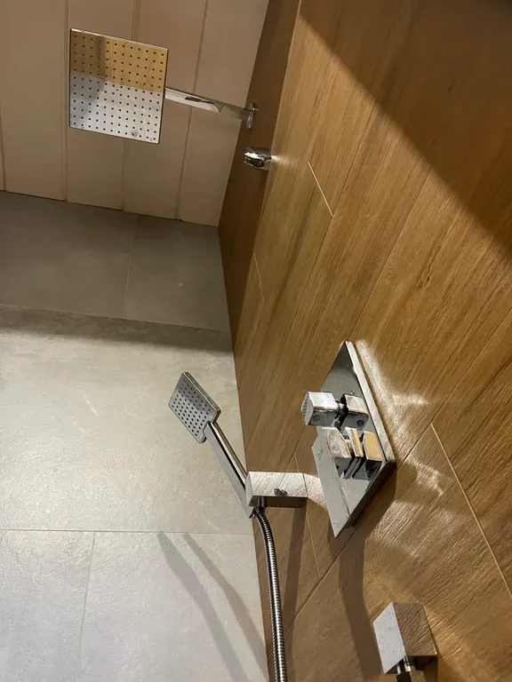 Уютный дом на берегу озера в березовой роще