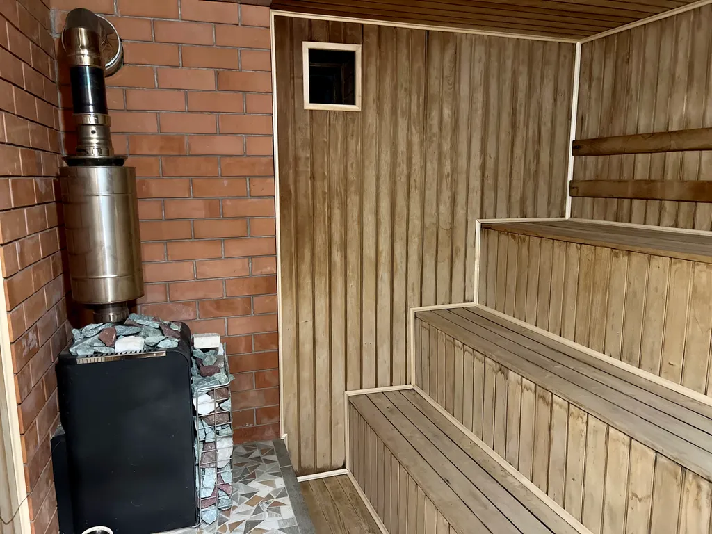 Дом с баней, садом, кинотеатром и парковкой на закрытой территории