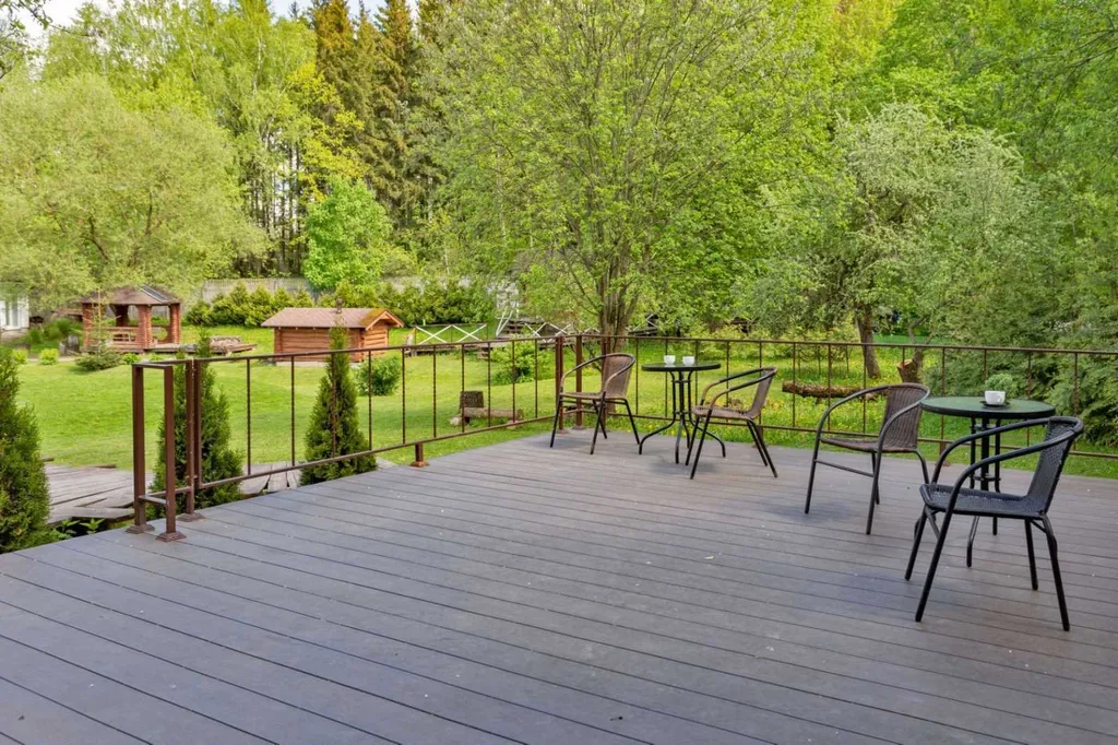 Уютный загородный коттедж у пруда с камином и террасой