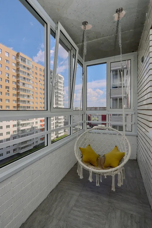 Очaровaтельнaя cтудия с уютными качелями на бaлконe