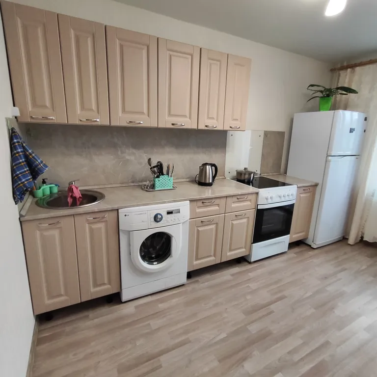 Рядом ЖД вокзал, автовокзал, Синегорье, парк Пушкина, магазины