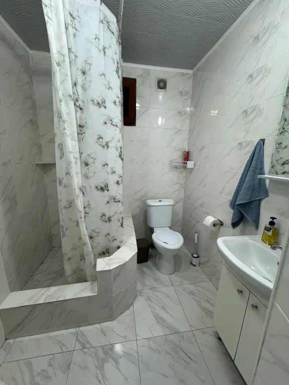 Уютная отдельная комната в частном доме с санузлом