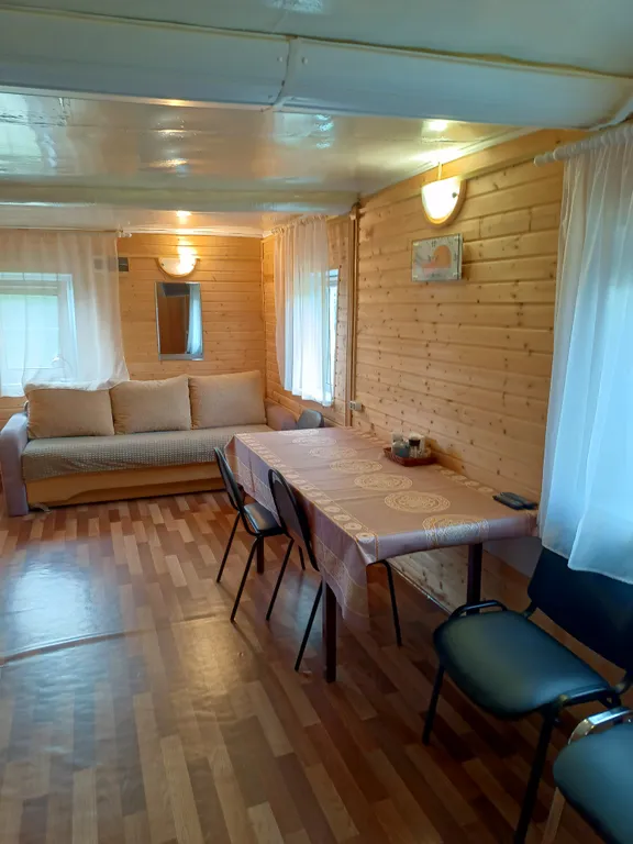 Благоустроенный дом на берегу с баней и катером