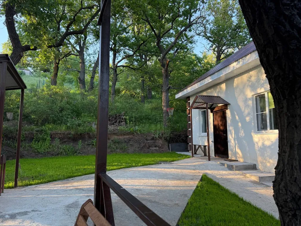 Дом в дубовой роще у реки