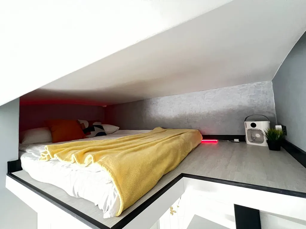Квартира Квартира Уютная студия Neon Feather в 8 минутах на метро от самого центра — Москва