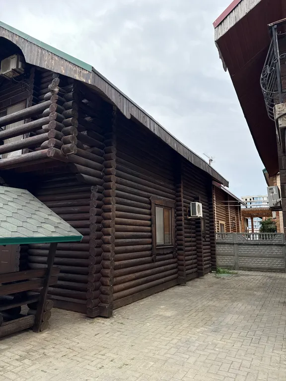 Деревянный домик возле моря