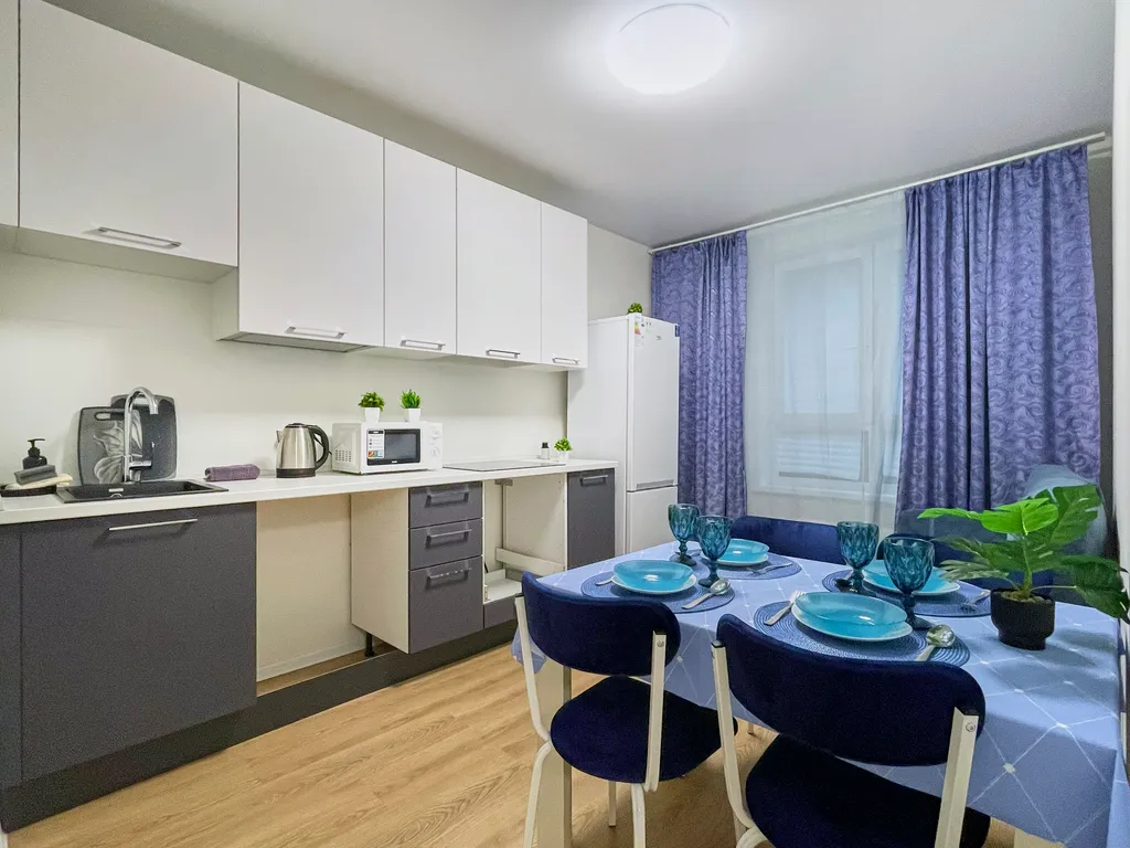 Уютная светлая трешка кухня отдельно, 2 балкона