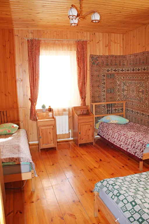 Двухэтажный дом за городом