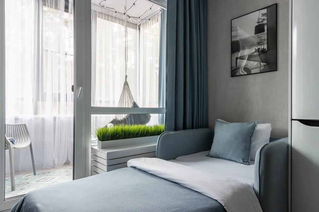 Дизайнерская квартира Облако с качелью на балконе и с видом на сосны