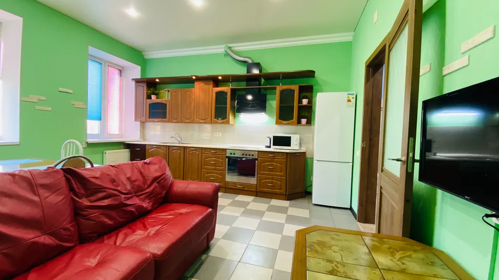 Просторная квартира с лоджией на площади Революции