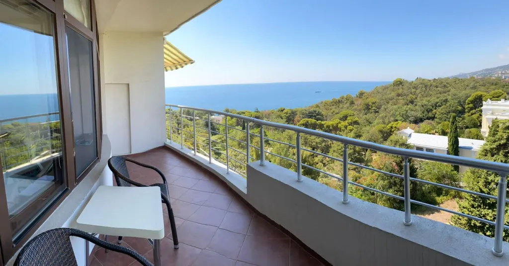 Квартира-студия с видом на море, парк Чаир и гору Ай-Петри