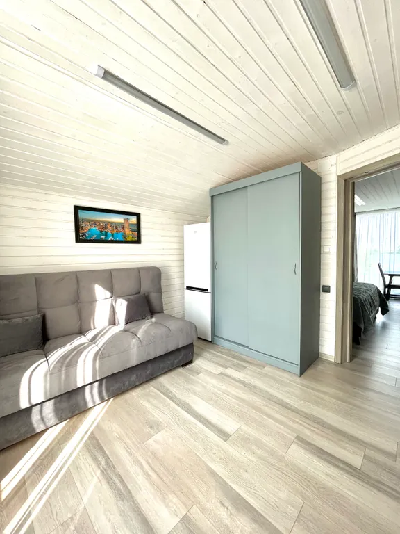 Номер с панорамными окнами и видом на озеро