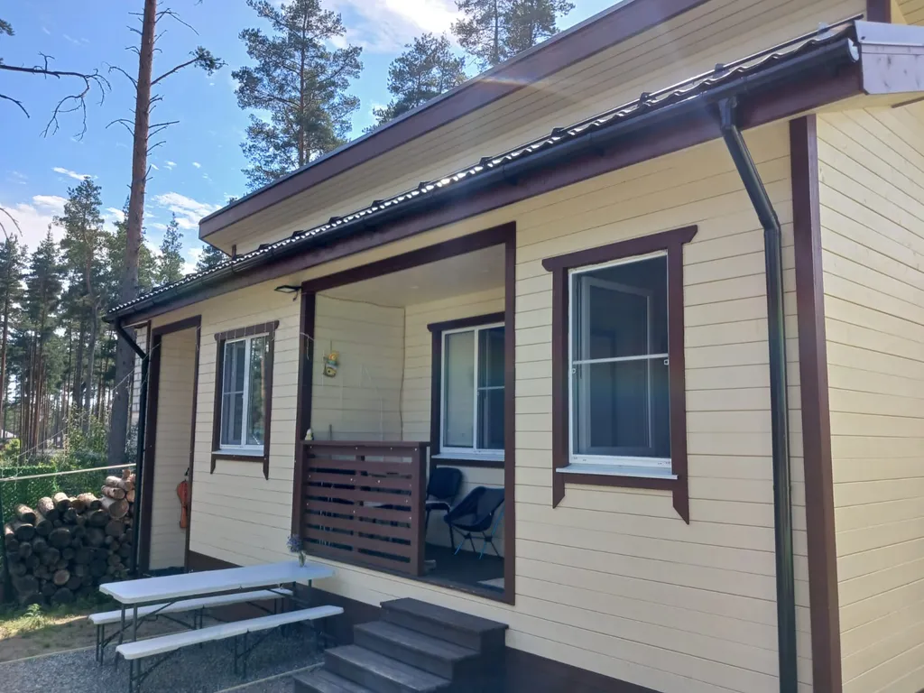 Уютный новый дом в сосновом лесу на берегу Финского залива