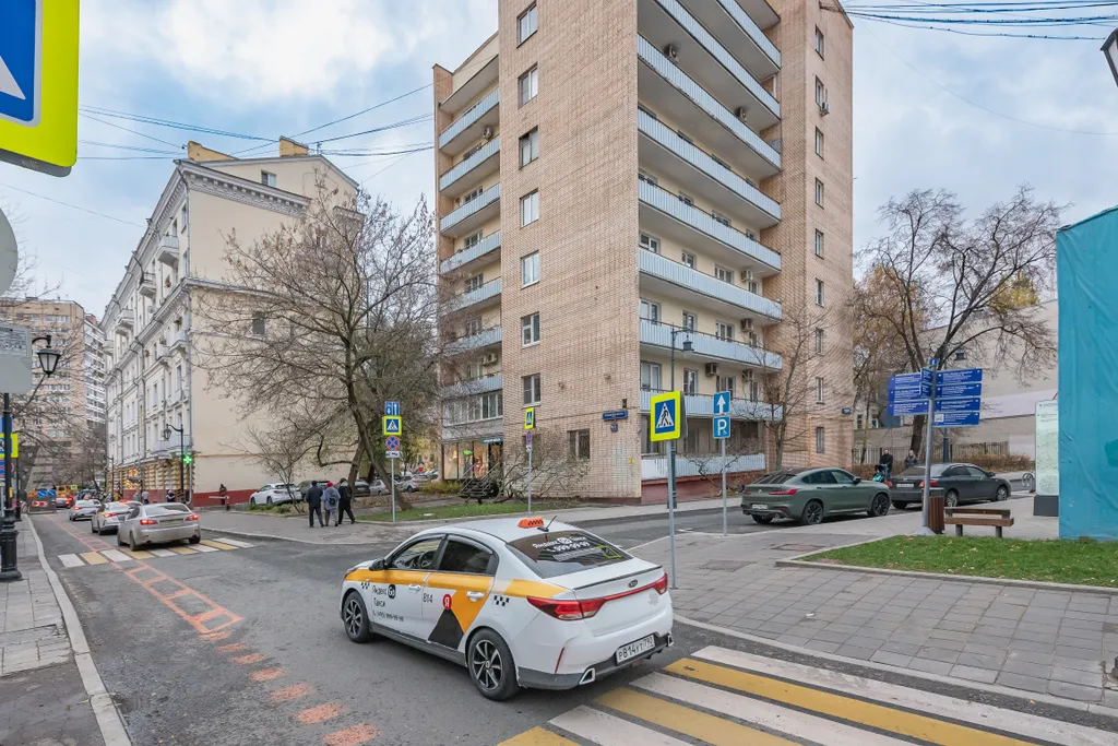 Квартира Двухкомнатная квартира на Патриарших прудах — Москва