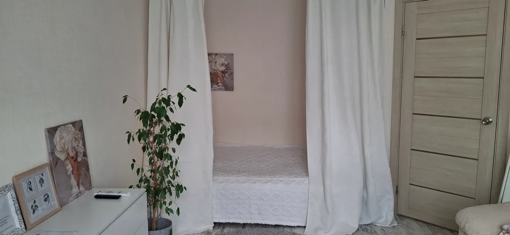 Квартира с подвесными креслами из ротанга на панорамной лоджии