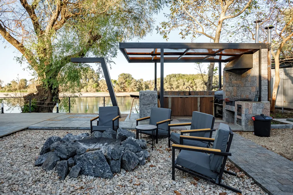 Дом на берегу реки