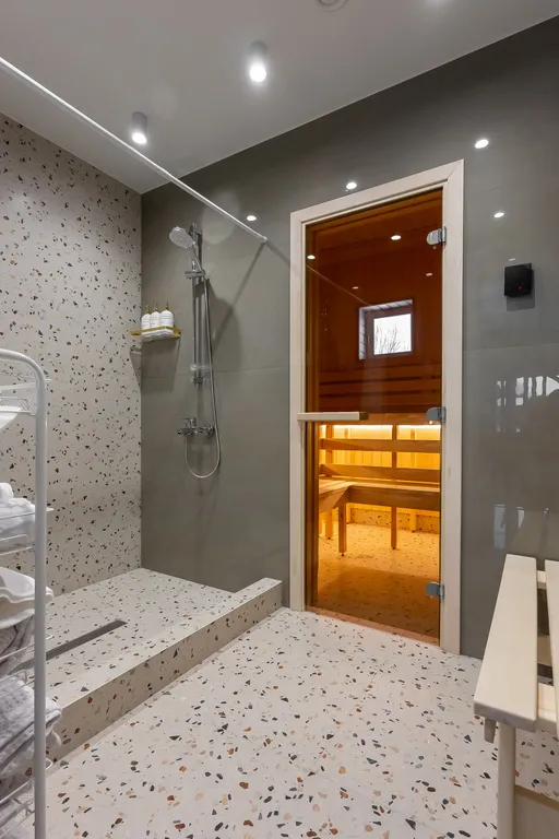 Новый дом с видом на озеро, сауной, гриль-домом и детской площадкой