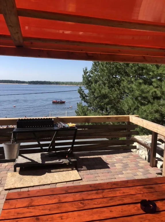 Частный дом на берегу реки Волги