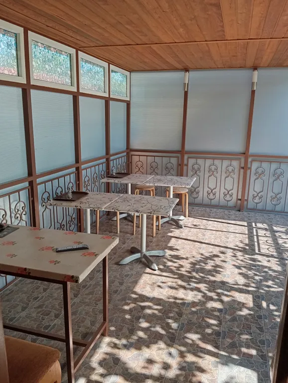 Небольшой трехместный номер с удобствами