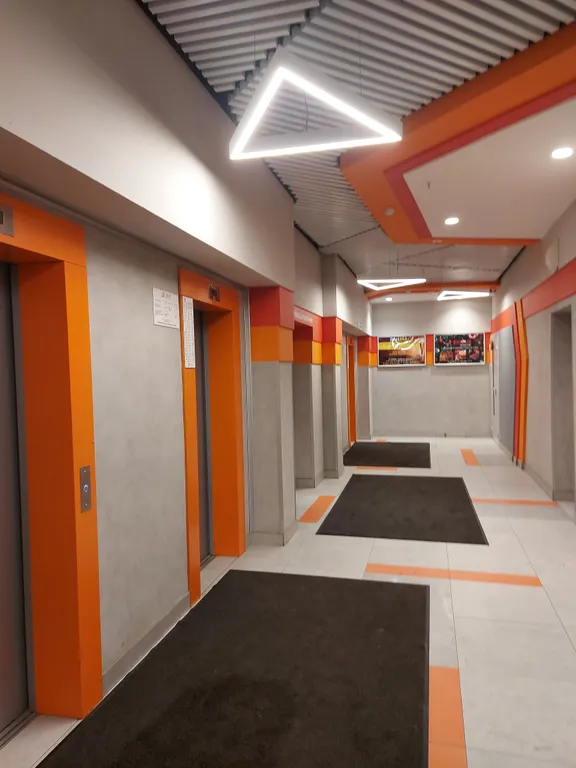 Студия с барной стойкой у окна