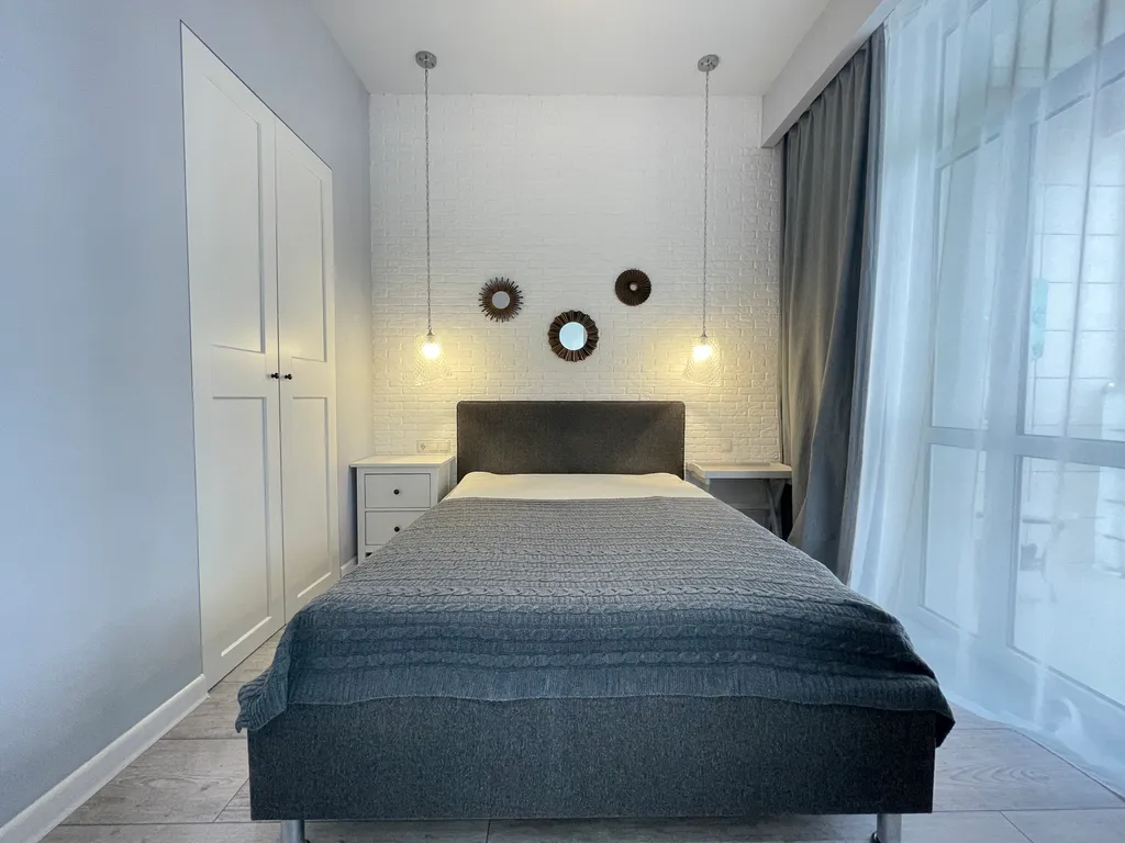 Красивая однокомнатная квартира с балконом на первой линии у моря