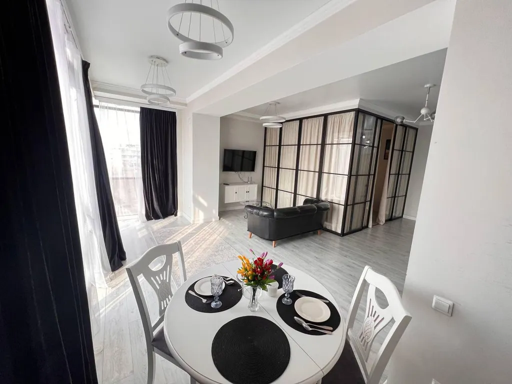 Витражные окна с красивым видом на город и новогодние салюты