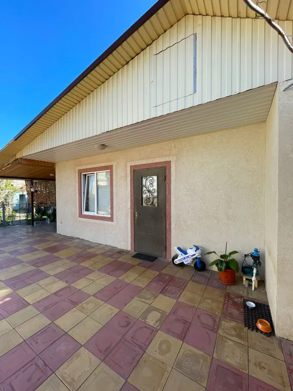 Уютный дом с двориком